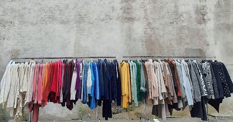 klesstativ med klær i mange farger