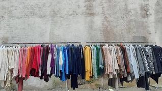 klesstativ med klær i mange farger