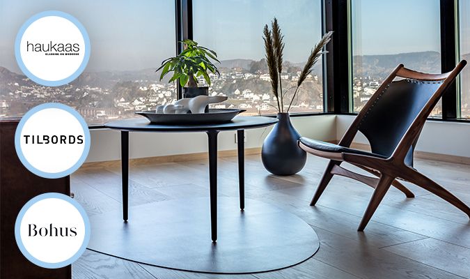 designerstol i en stue med utsikt