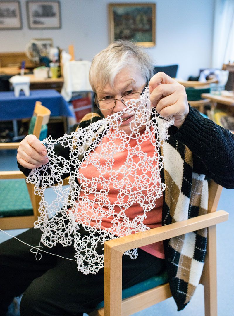 Dame holder opp håndarbeid