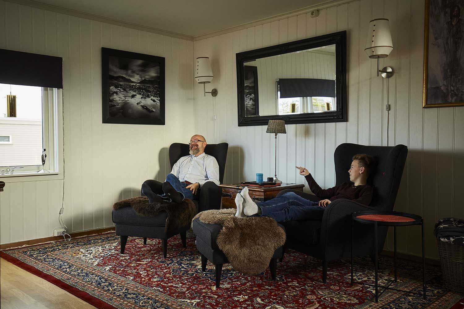 to personer sitter i stol