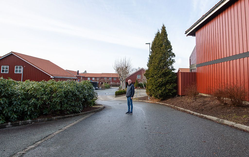 Hans Rist står i gaten i Tastaforen borettslag.