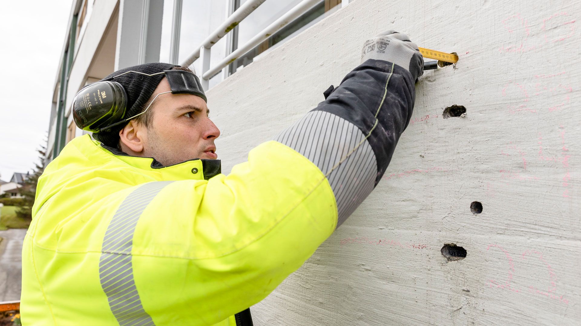 Glenn Miller kontrollerer betongfasade