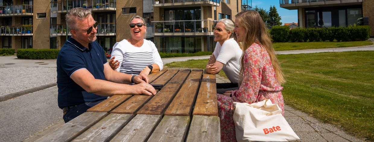 En munter gjeng Bate-ansatte tar lunsjen ute en sommerdag i 2021
