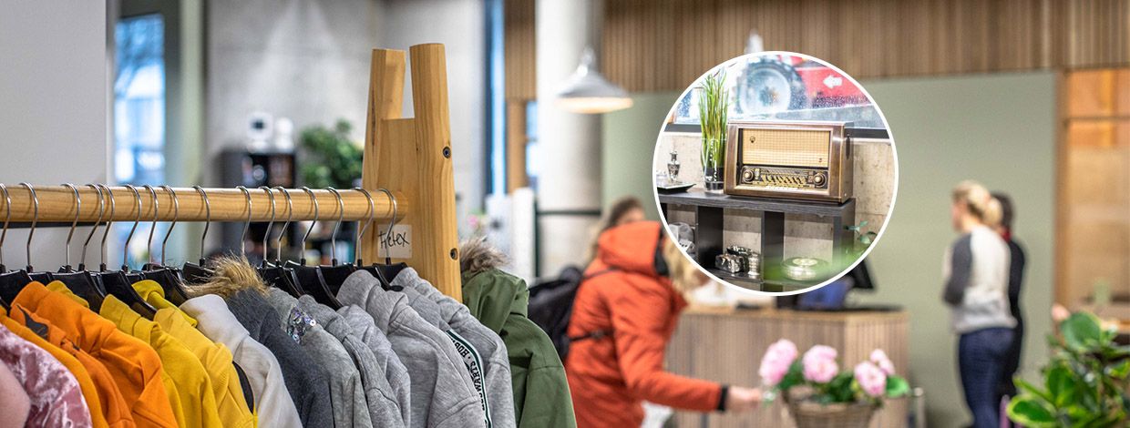 Folk leter etter bruktfunn i Fretex Fridas Hage