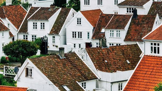 Norske tradisjonelle bygg med skråtak.