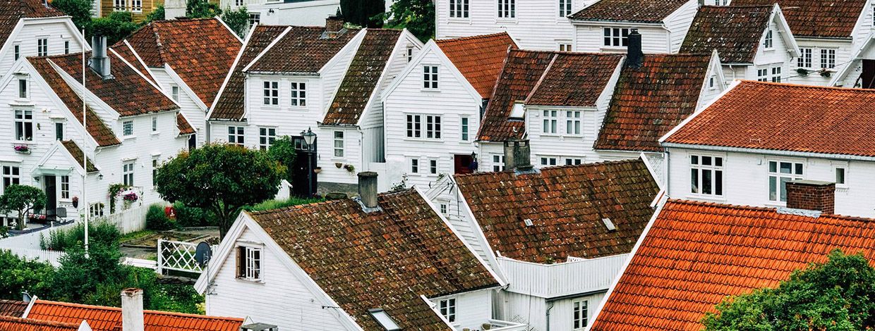 Norske tradisjonelle bygg med skråtak.