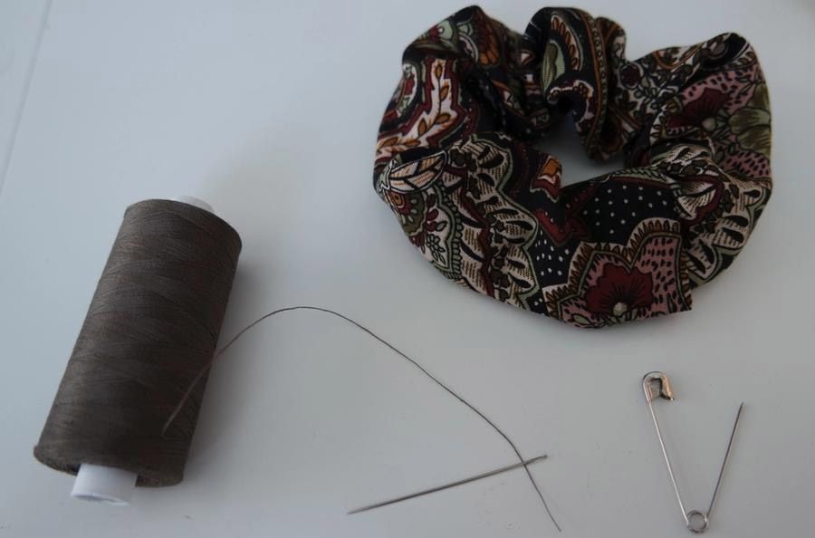 Schrunchie, sytråd og sikkerhetsnål