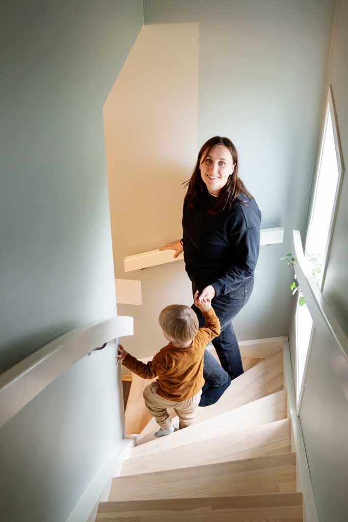 Mor og barn i trappen