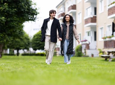 ungt par hånd i hånd på tur