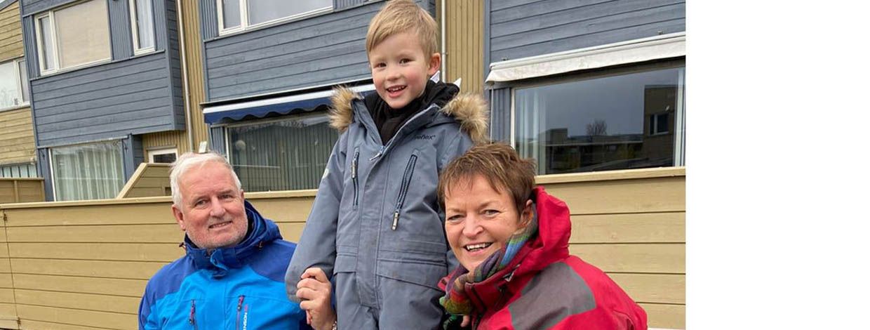 tre personer foran leiligheter