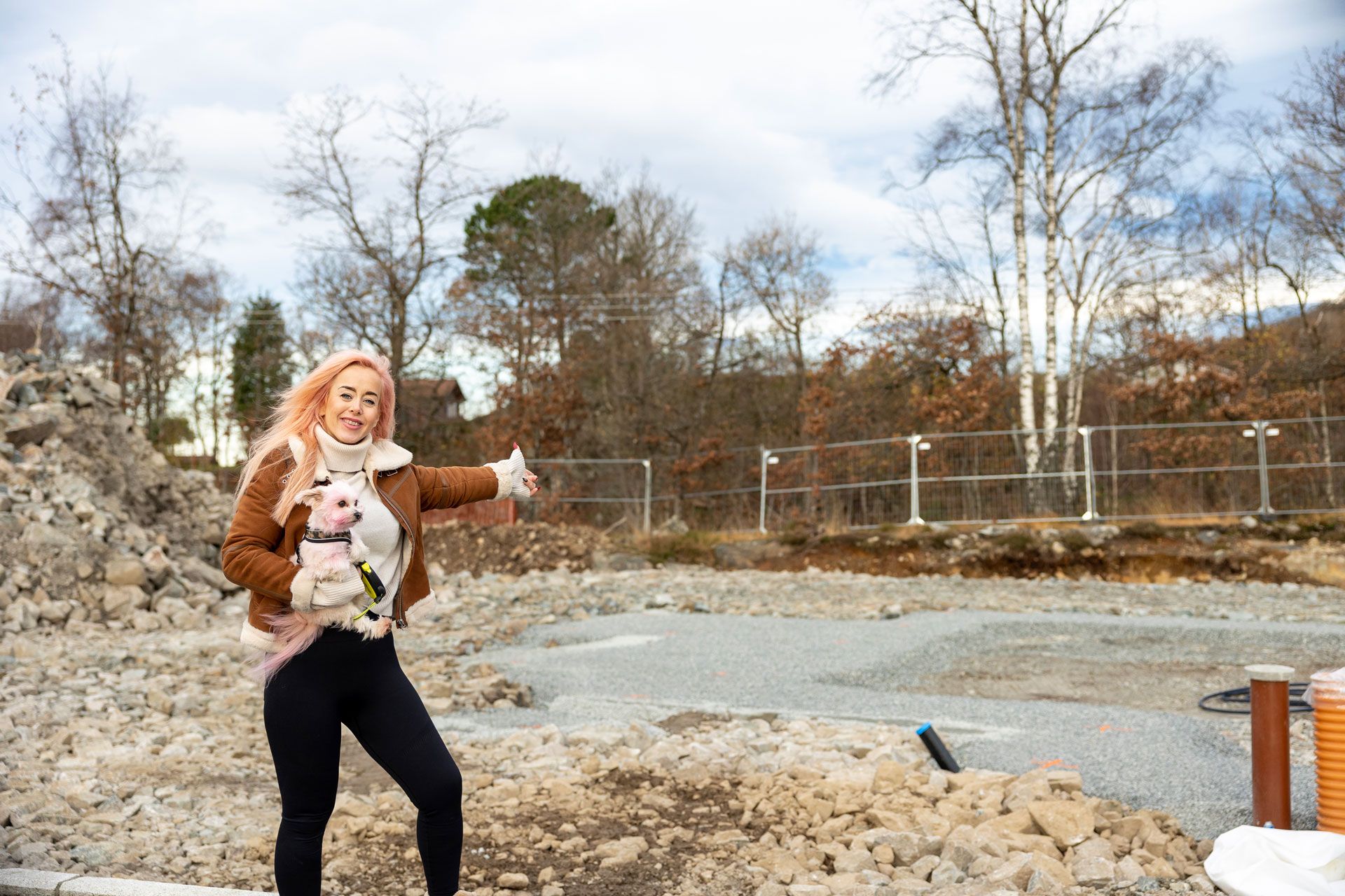 Tonje Haaland ved tomta den nye boligen hennes skal bygges på