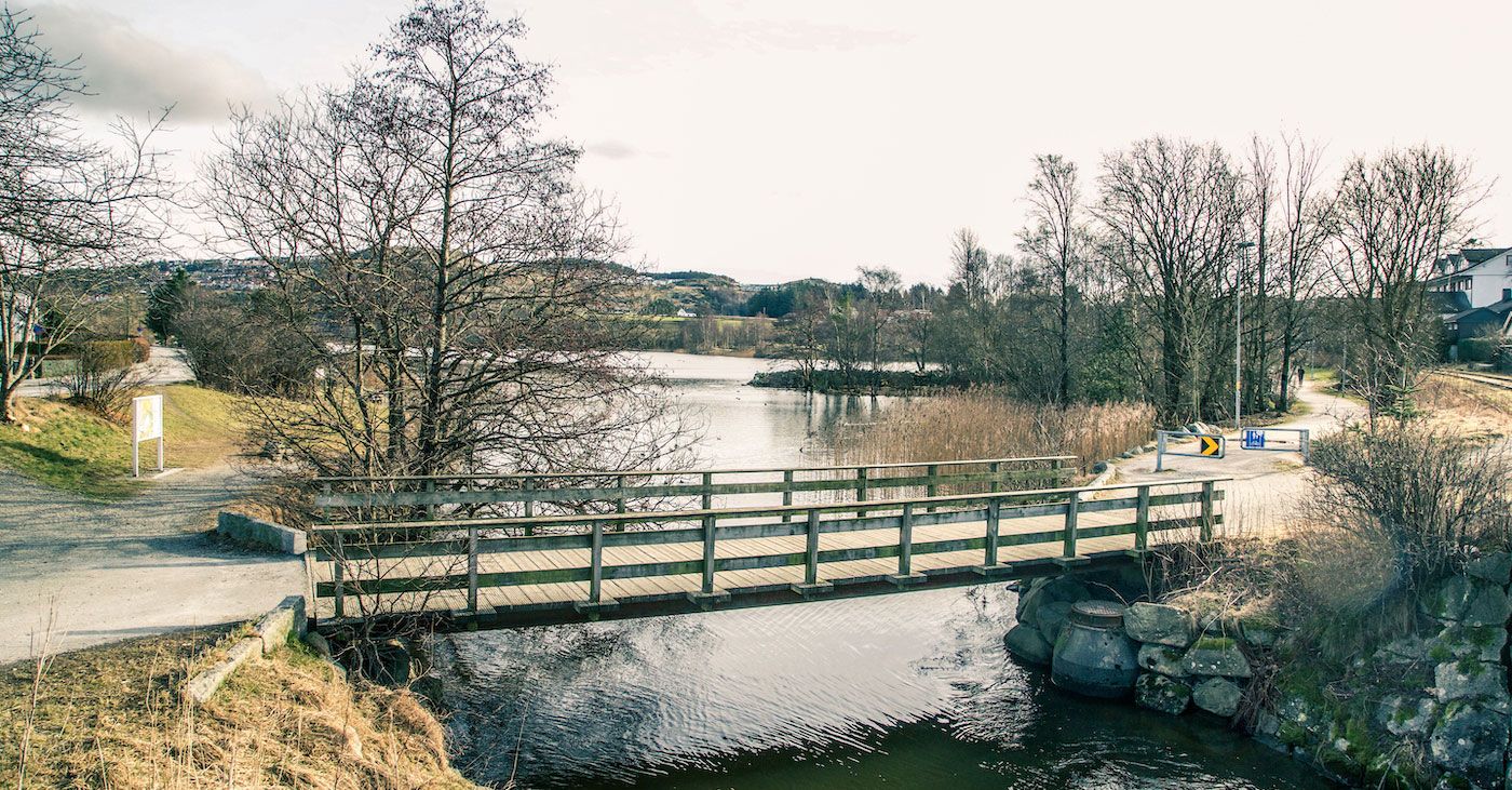 Gangbro ved Stokkelandsvannet på Ganddal