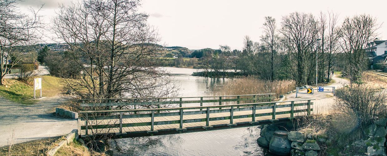 Gangbro ved Stokkelandsvannet på Ganddal