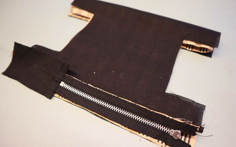 sort stoffbit med glidelås