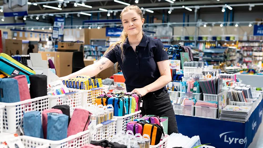dame foran varer til skolestart