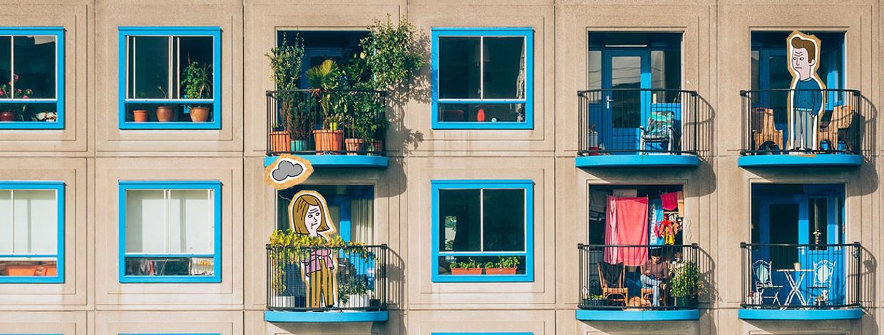 Illustrasjon av naboer som irriterer seg over hverandre