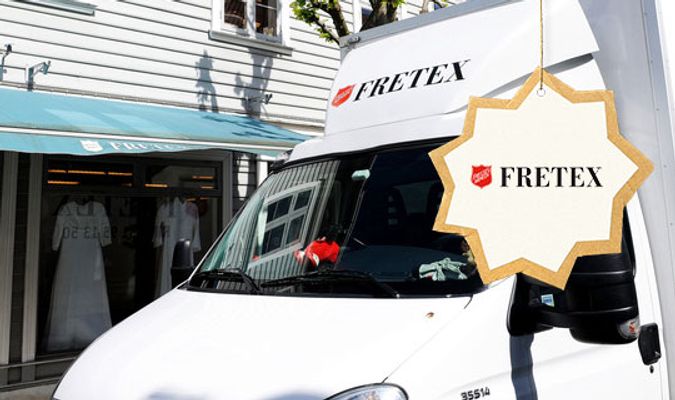 Fretex-bil foran Fretex-butikk