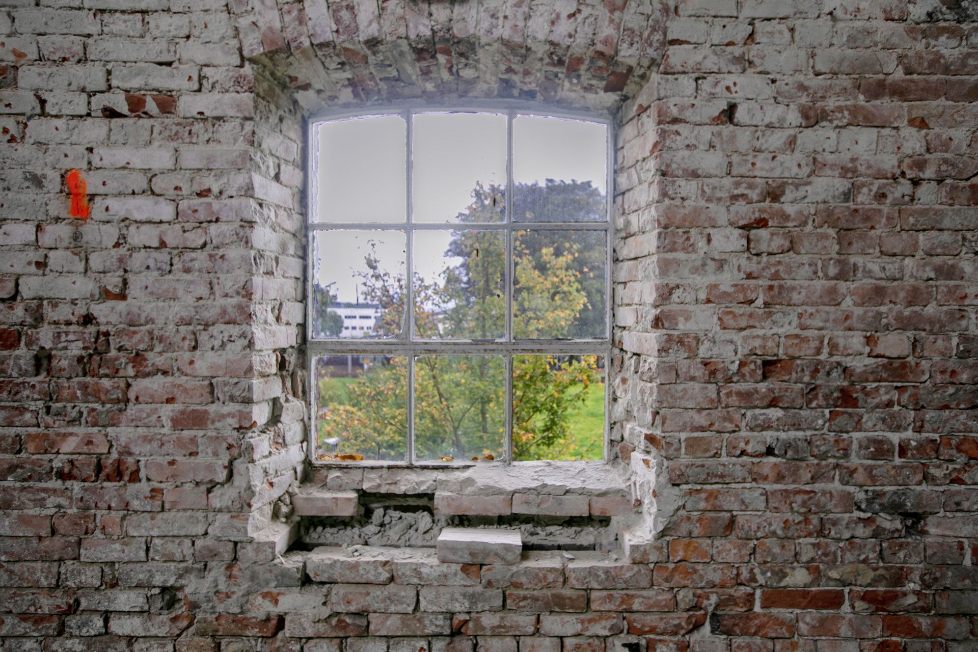 Gammel murvegg med vindu i Køhlerlåven