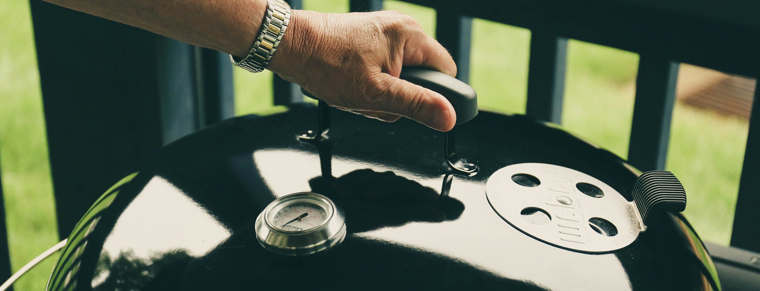 Kullgrill på balkong