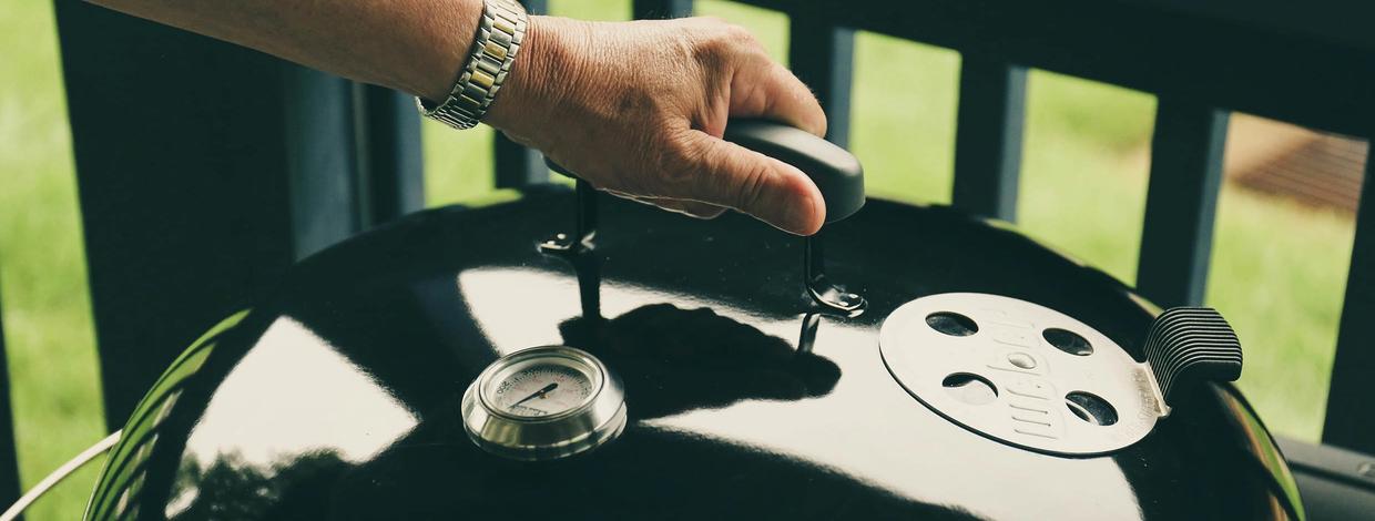 Kullgrill på balkong