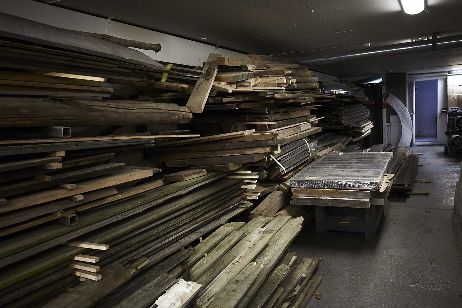 gamle planker på et lager