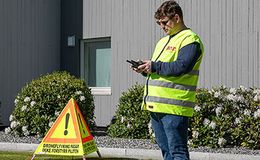 Dronepilot styrer drone