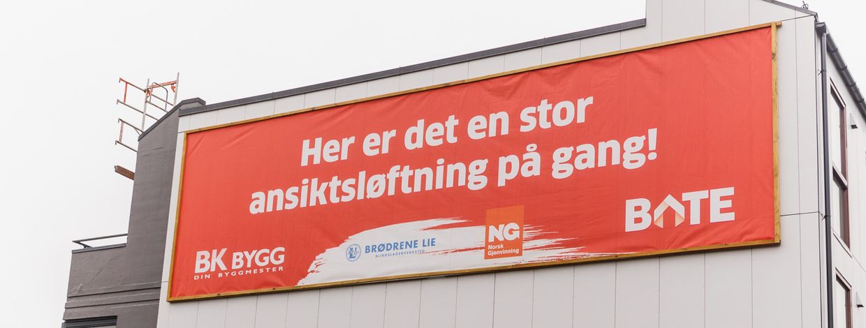 Banner på husvegg fra Bate som sier: Her er det en stor ansiktsløftning på gang! 