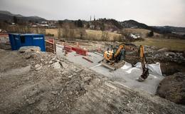 Gravemaskin tar grus over grunnmur på Hovemarka