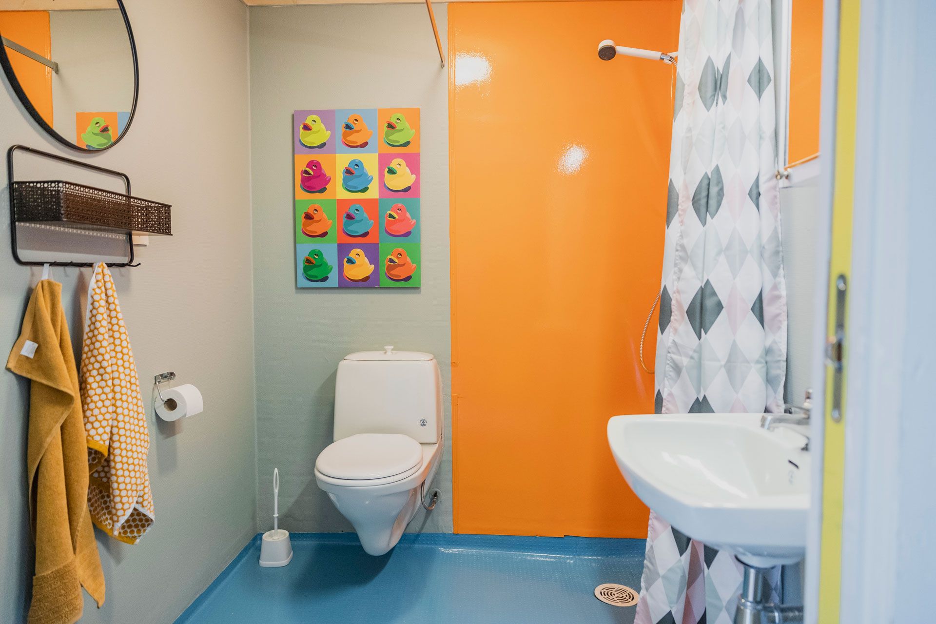 Bad med blått gulv og oransje vegg