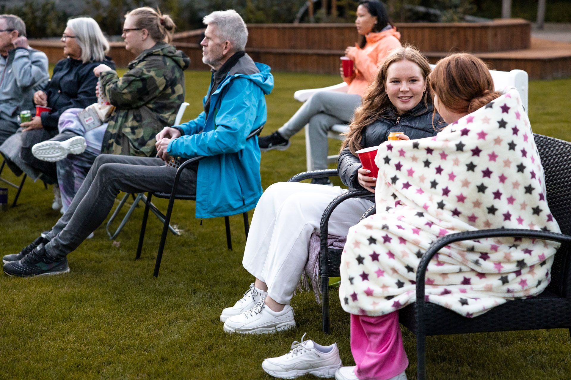 Naboer sitter klare for å se utekino
