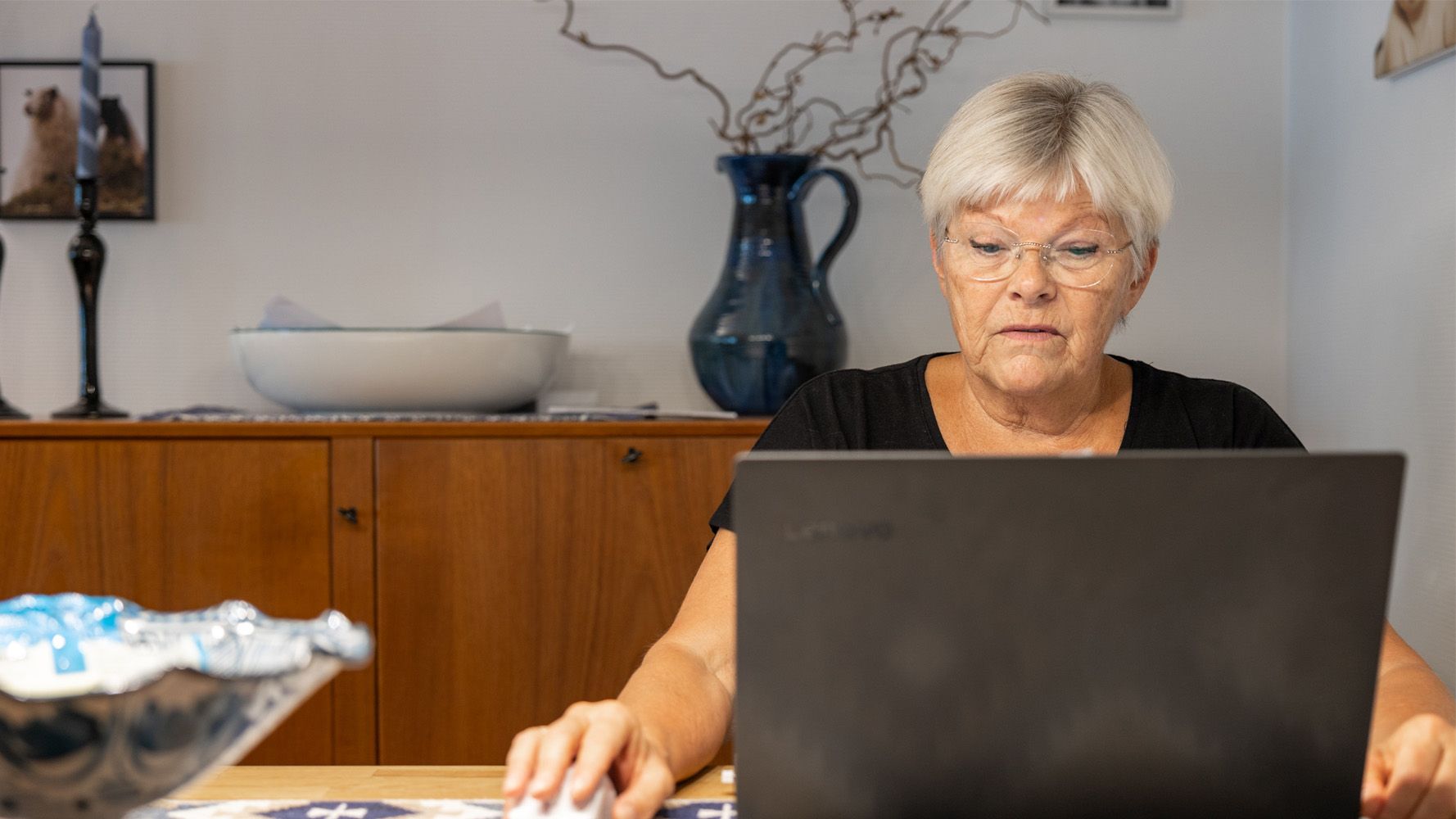 dame som sitter foran en laptop og jobber