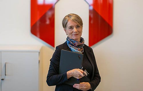 Tone portrett foran Bate-logo