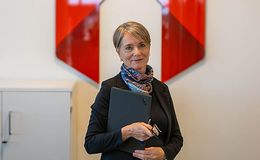 Tone portrett foran Bate-logo