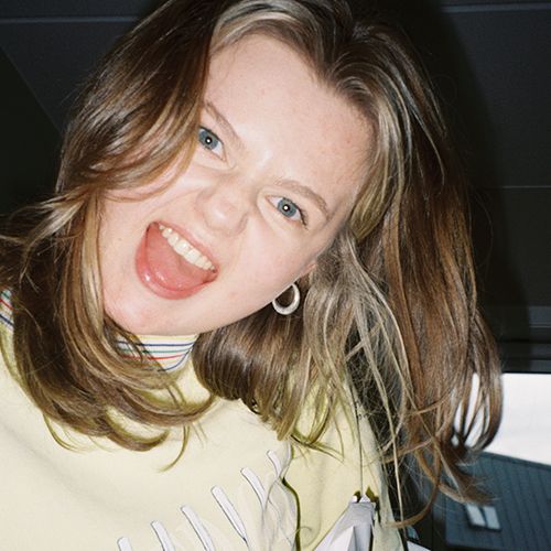 jente skjærer grimaser