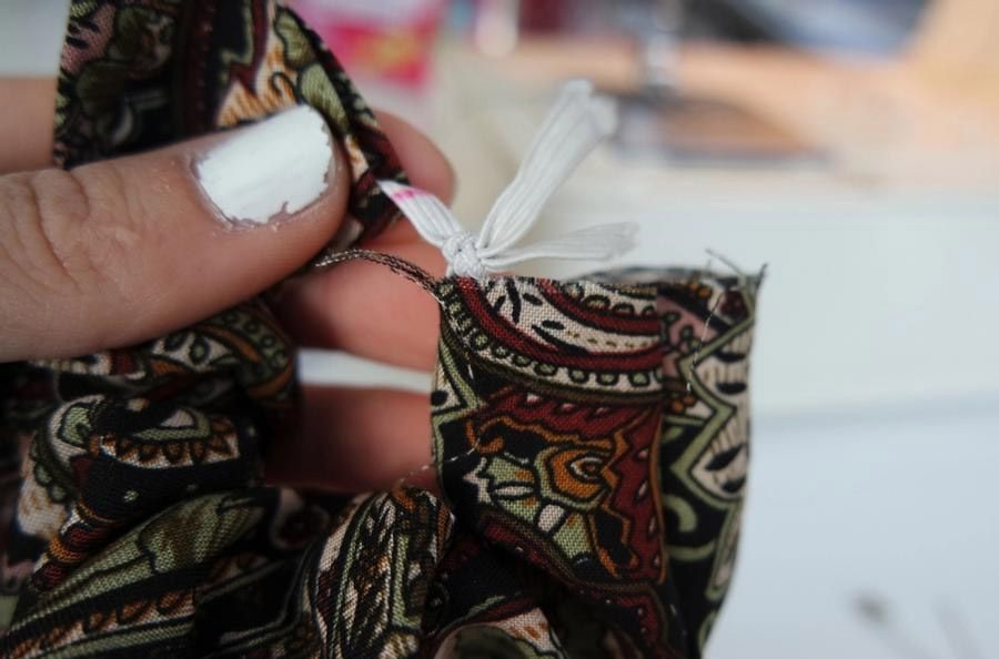 Stoffbit med strikk gjennom