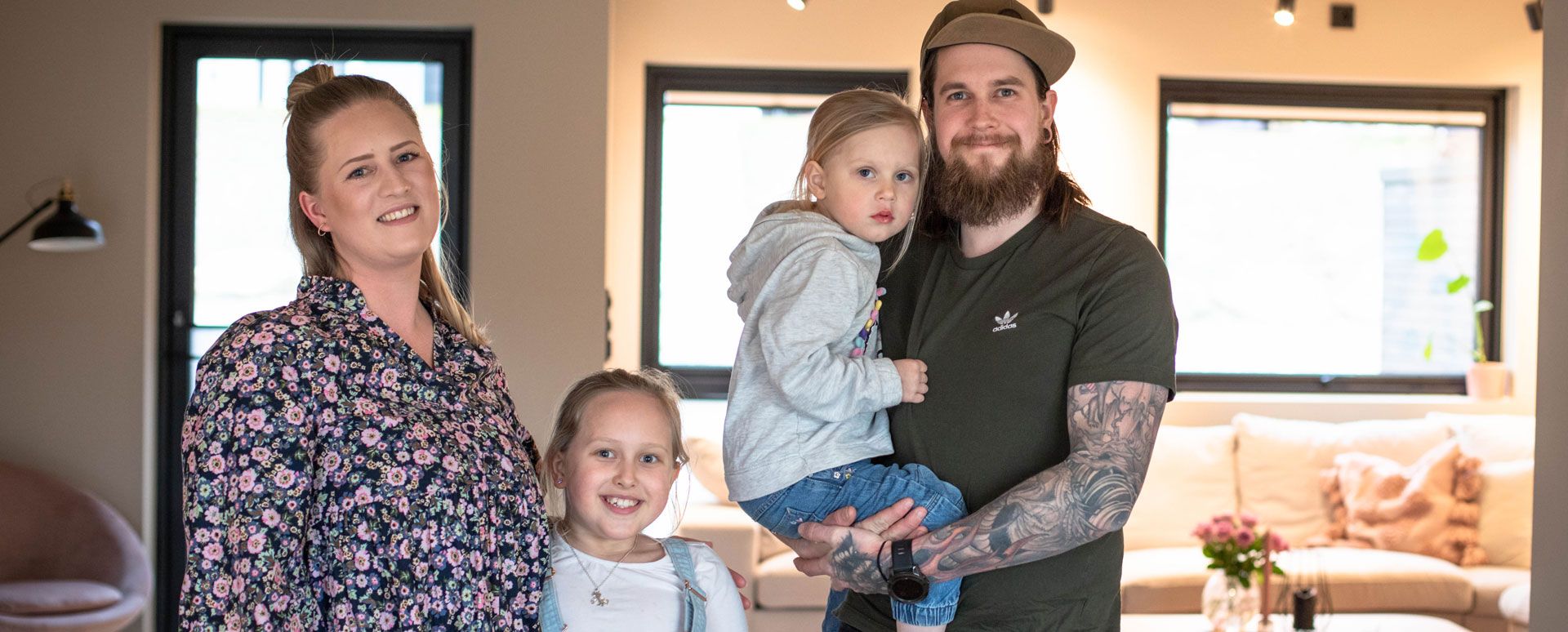 Claus og Susanne Vervik sammen med døtrene Edvine og Helmine. 