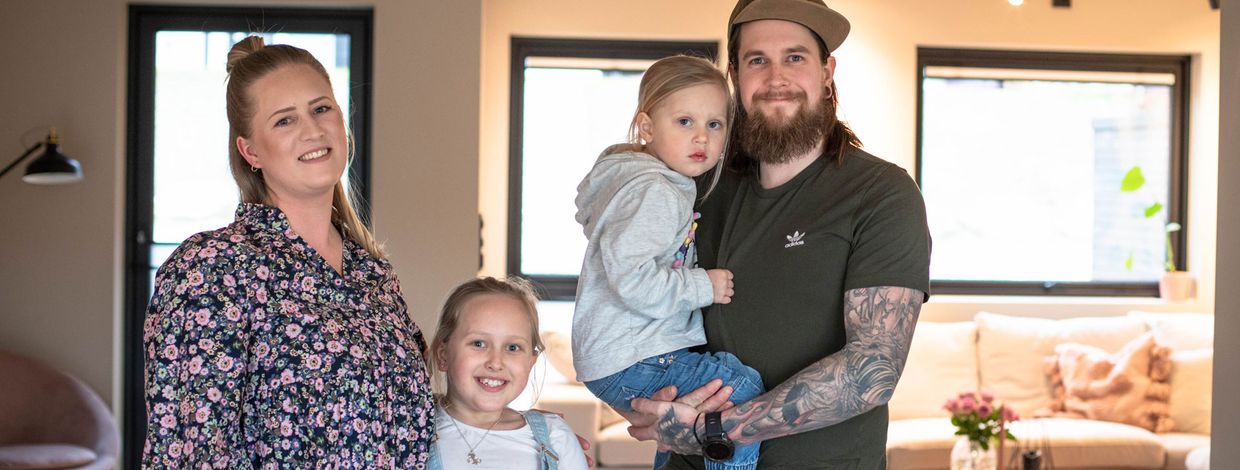 Claus og Susanne Vervik sammen med døtrene Edvine og Helmine.