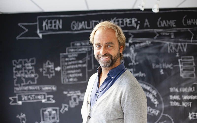 jan holm foran en tavle