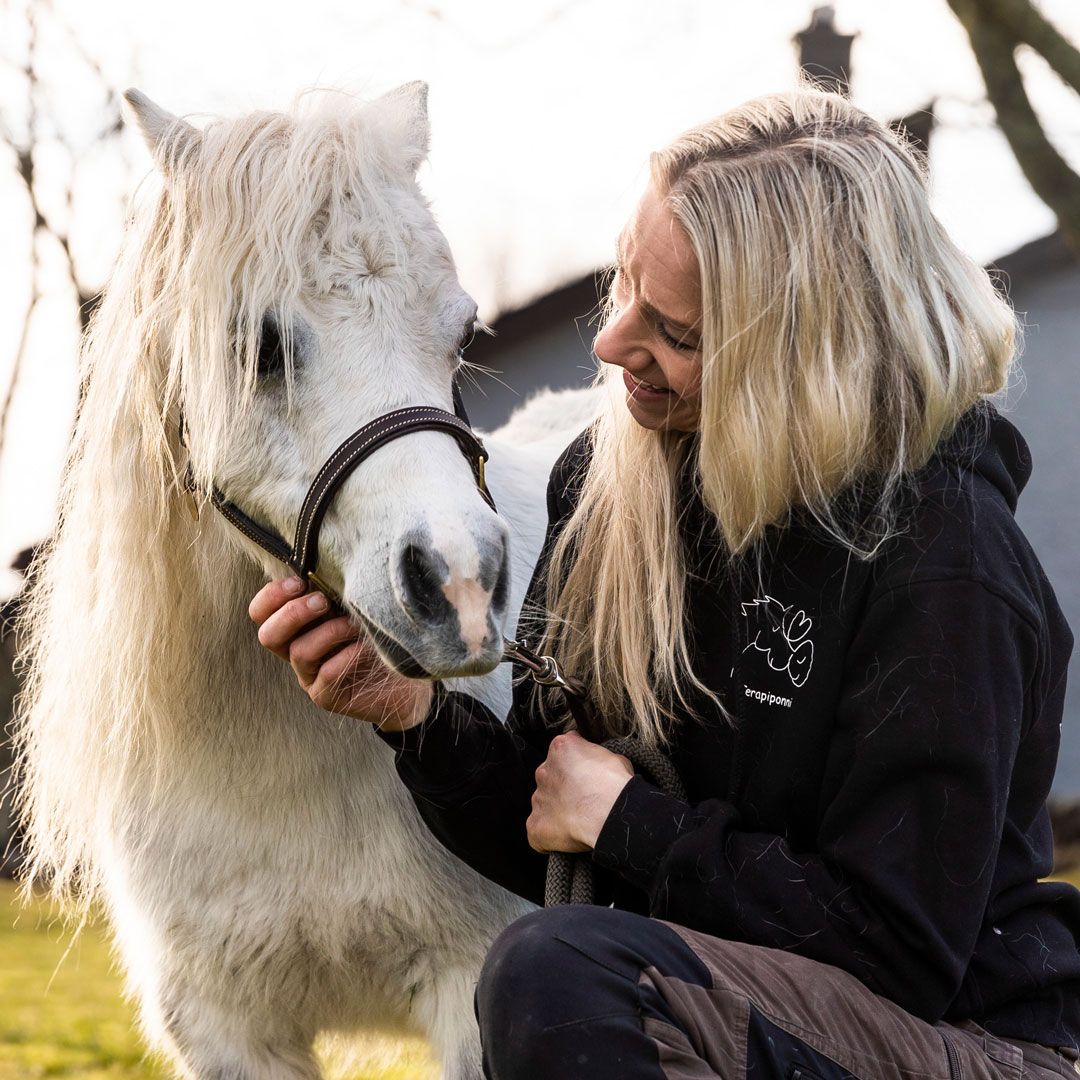 Miniatyrhesten Skye med sin eier Ulrikke Lindal