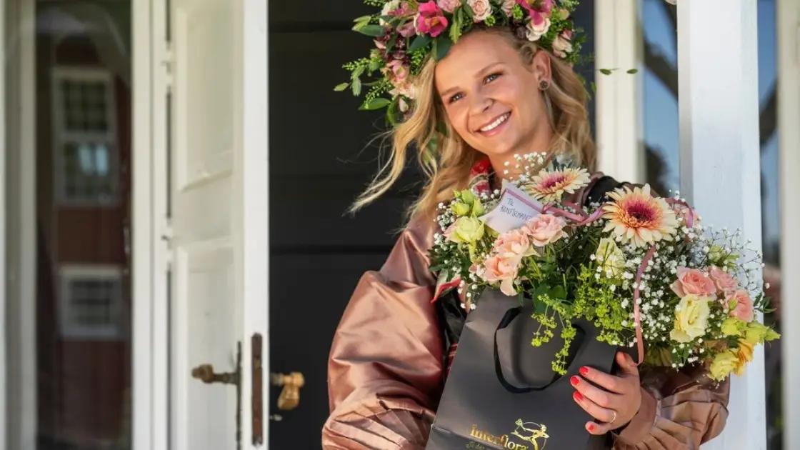 dame i bunad med blomster