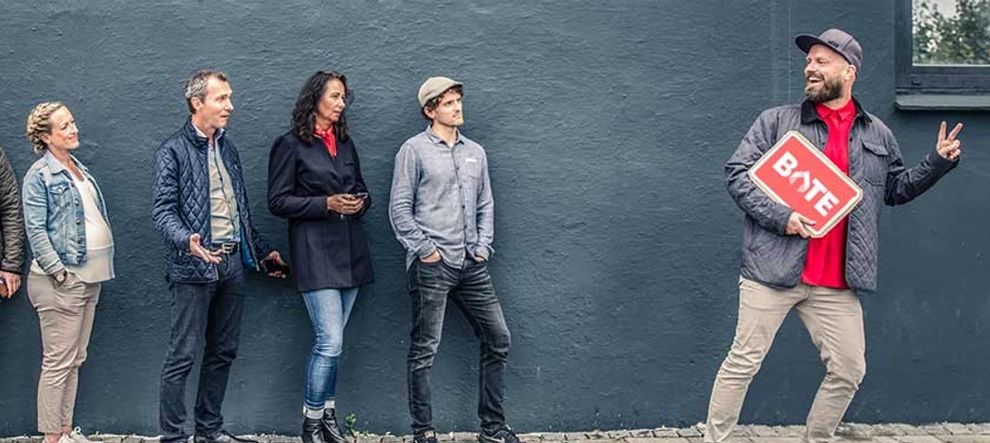 Mann sniker i køen med forkjøpsretten