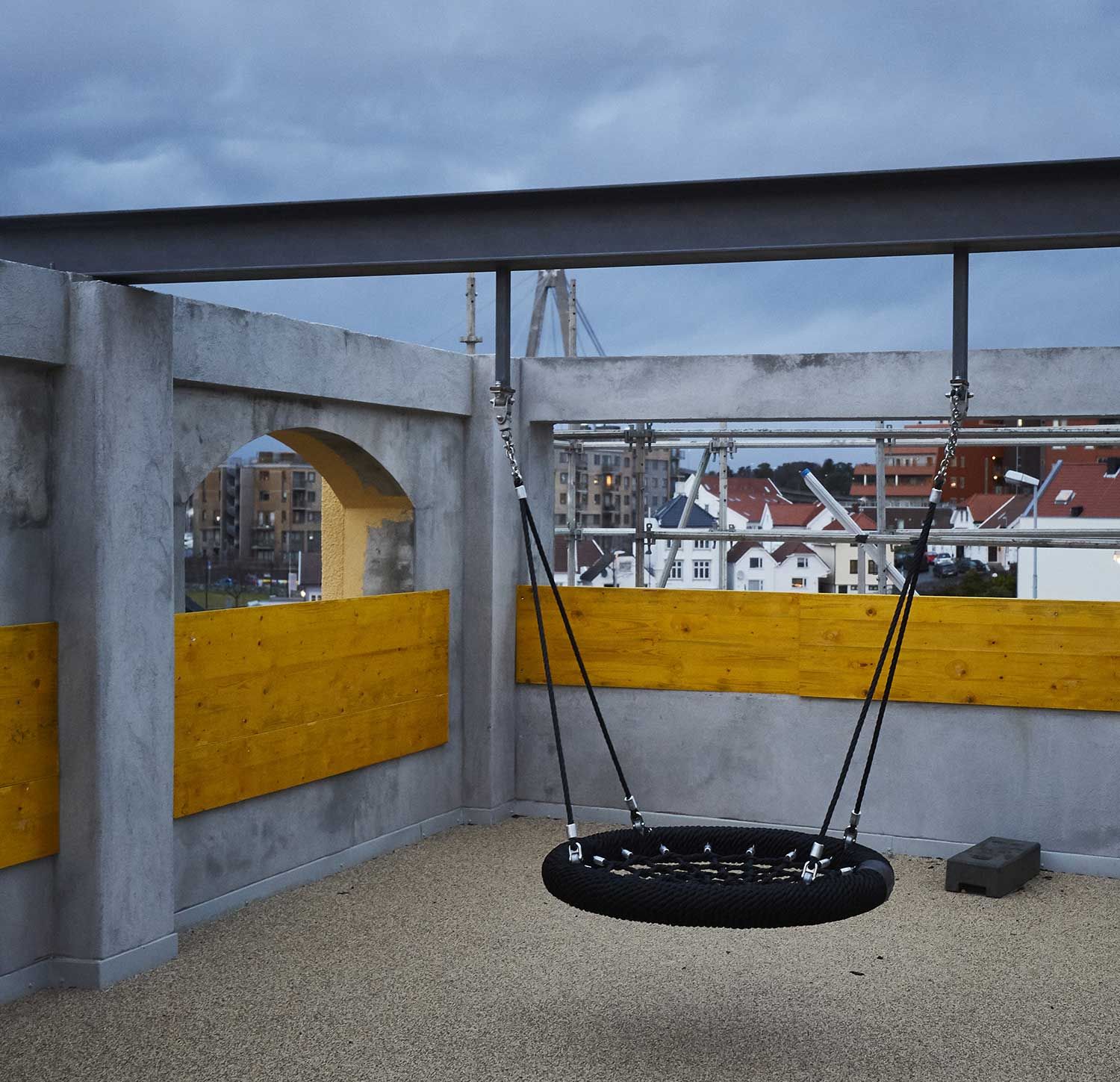 bilde av huske på lekeplass