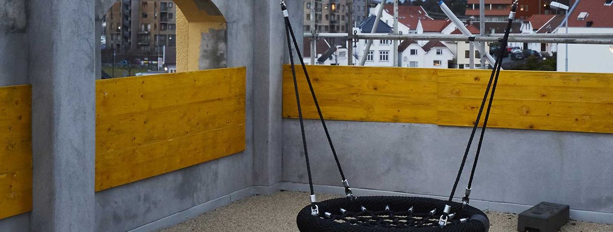 bilde av huske på lekeplass