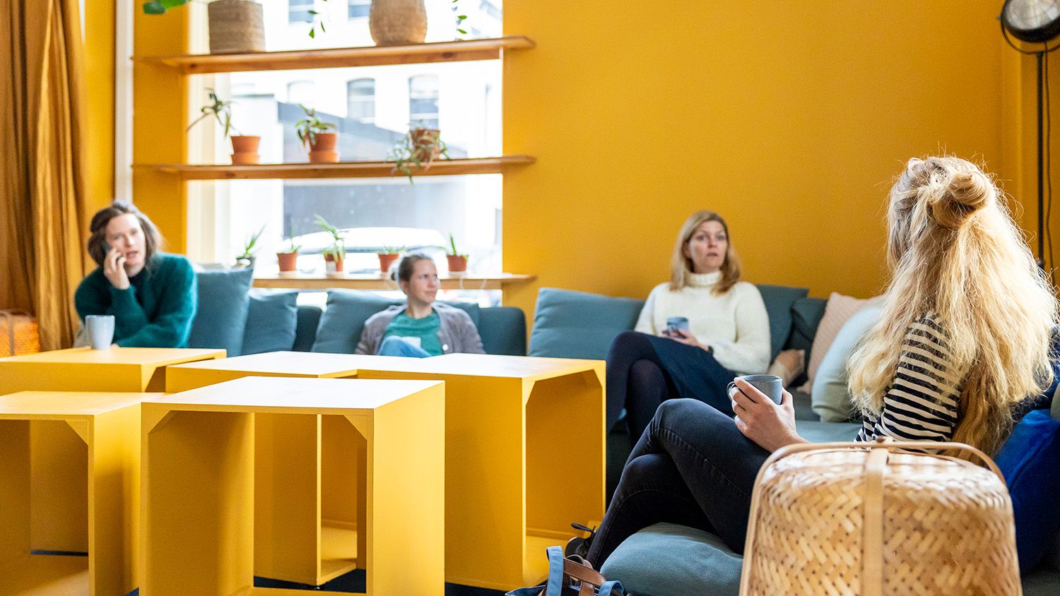 damer i sofa snakker