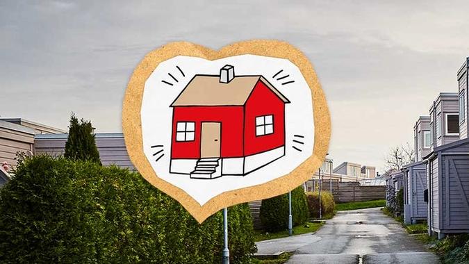 Illustrasjon av hus i hjerte over bilde av nabolag