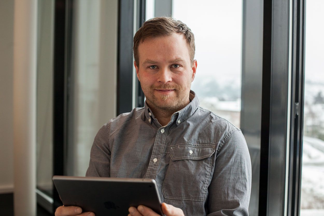 Stig Nesse holder nettbrett