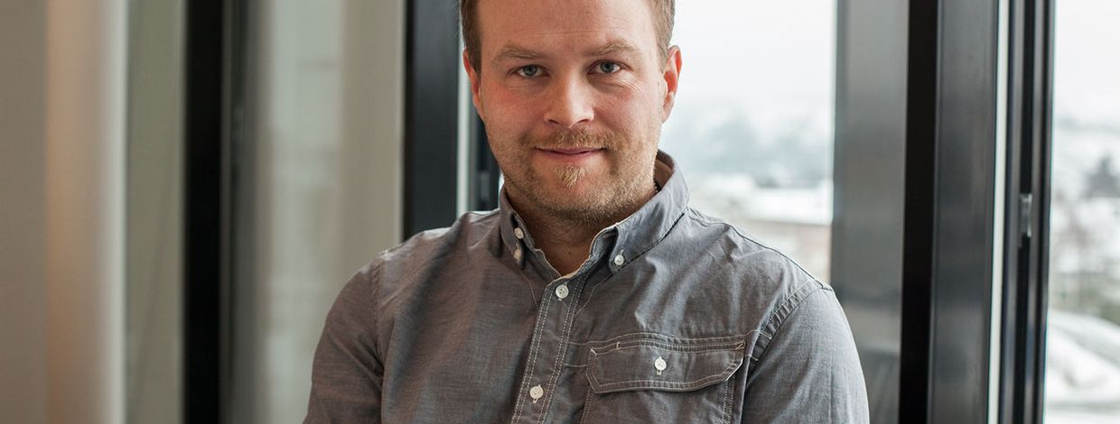 Stig Nesse holder nettbrett