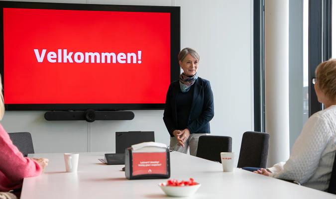 Kunderådgiver i Bate presenterer for styret