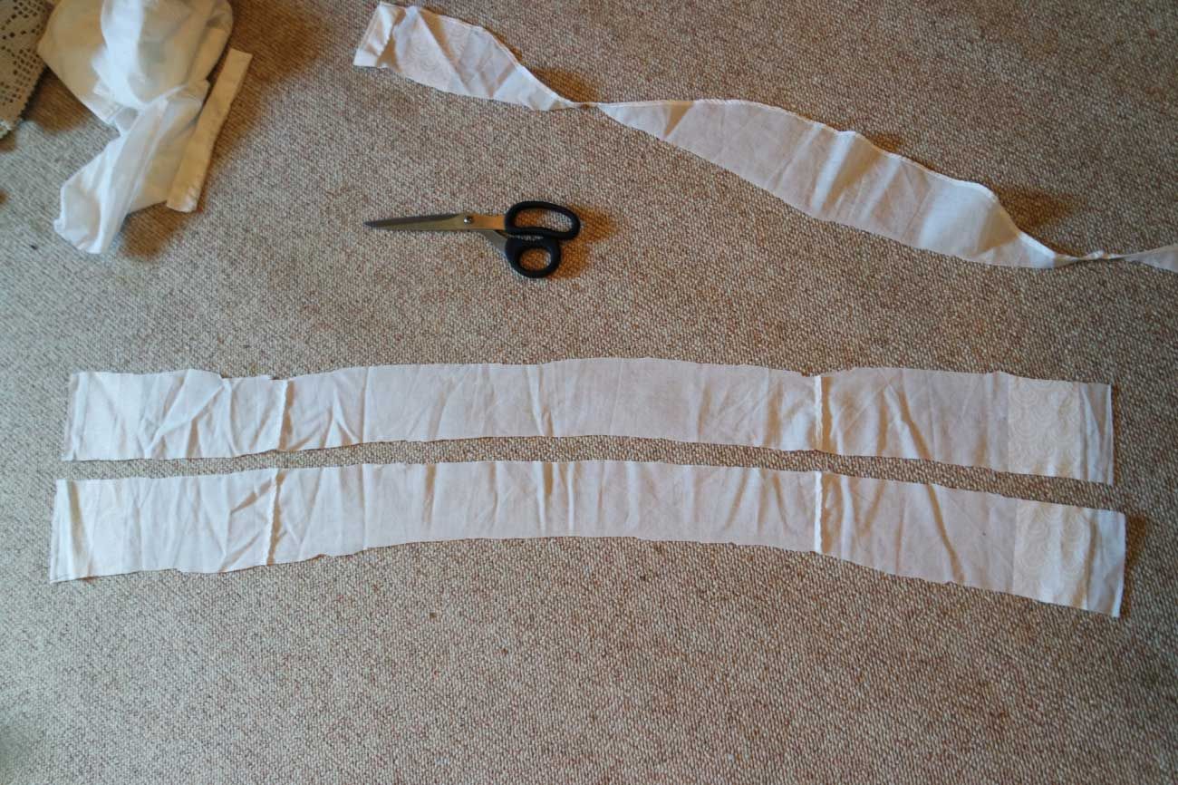 utklippet stoff fra skjorte